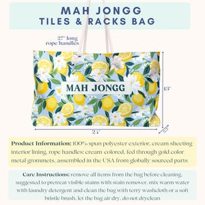 Pu&ograve; includere: Una borsa tote con un motivo a limoni e fiori su sfondo azzurro. Ha manici in corda bianca e la scritta "MAH JONGG TILES & RACKS BAG". La borsa misura 61 cm di larghezza, 33 cm di altezza e 9 cm di profondit&agrave;.