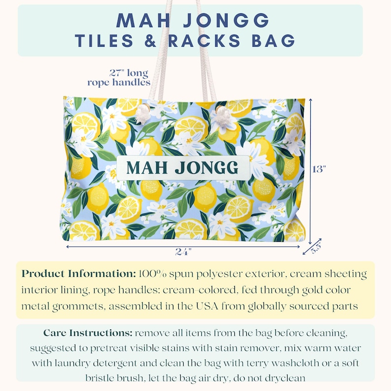 Pu&ograve; includere: Una borsa tote con un motivo a limoni e fiori su sfondo azzurro. Ha manici in corda bianca e la scritta "MAH JONGG TILES & RACKS BAG". La borsa misura 61 cm di larghezza, 33 cm di altezza e 9 cm di profondit&agrave;.