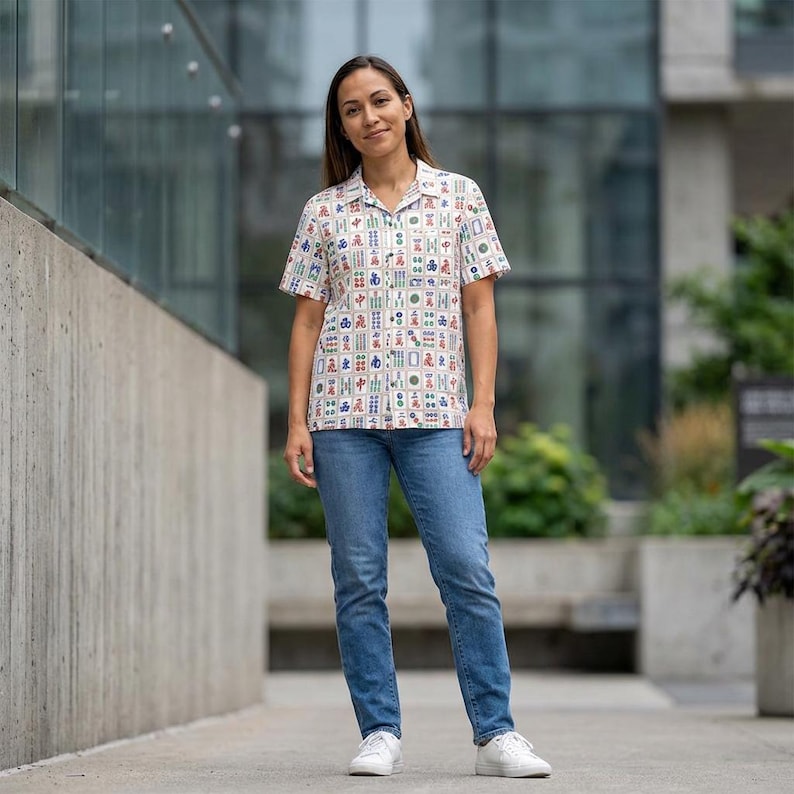 Mahjong Hawaiihemd mit Fliesen Muster Mah Jongg Unisex Button-Down Aloha Shirt Geschenk für Mahjong Spieler Geburtstag Sommer Spieltag Outfit Bild 1