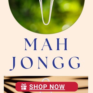 Pu&ograve; includere: Una borsa tote con un motivo a limoni e la scritta "MAH JONGG". La borsa ha manici bianchi e uno sfondo azzurro con limoni gialli e fiori bianchi. Le parole "SHOP NOW" sono su uno striscione rosso.