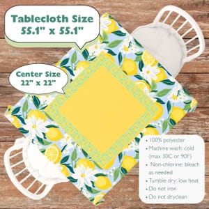 Puede incluir: Un mantel cuadrado con un estampado de limones y flores, que mide 140 x 140 cm. El centro es amarillo con un borde turquesa, y el centro mide 56 x 56 cm. El mantel es 100% poli&eacute;ster.