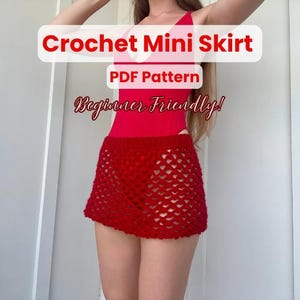 Puede incluir: Una minifalda roja de ganchillo. La falda tiene un diseño de red. El texto de la imagen dice "Crochet Mini Skirt", "PDF Pattern" y "Beginner Friendly!"