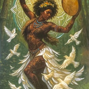 以下が含まれることがあります： 太鼓を持って踊る人物を描いた芸術的な絵画。白い鳩に囲まれています。人物は肌が濃く、タトゥーがあり、白いスカートと花の冠を身に着けています。背景には金色のマンダラがあります。