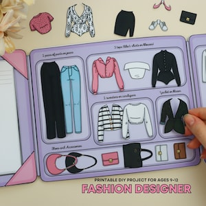 Puede incluir: Un proyecto imprimible de diseñador de moda DIY para edades de 9 a 12 años. El conjunto incluye recortes de papel de prendas de vestir como pantalones, vaqueros, tops, suéteres, chaquetas, zapatos y accesorios. El texto "FASHION DESIGNER" se muestra en la parte inferior.