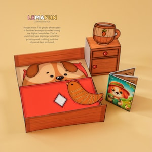 Puede incluir: Artesan&iacute;a de papel imprimible de un perro durmiendo en una cama con un pollo a su lado. La cama tiene una cabecera y un piecero de madera. Hay una mesita de noche con una taza y un libro al lado de la cama.