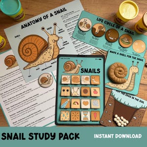 Puede incluir: Un paquete de estudio de caracoles con materiales educativos, diagramas, una tableta que muestra ilustraciones de caracoles y recipientes de Play-Doh. Los materiales están dispuestos sobre una superficie de madera, con el texto "SNAIL STUDY PACK" y "INSTANT DOWNLOAD".