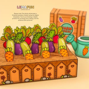 Puede incluir: Un modelo de huerto de papel imprimible con una valla de madera, zanahorias, pepinos, berenjenas, calabacines y una regadera. El texto "FARM FRESH" est&aacute; en el lateral del huerto.