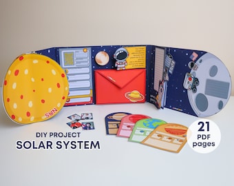 Può includere: Un progetto fai-da-te del sistema solare con 21 pagine PDF. Il progetto include un sole giallo, un astronauta blu e bianco, una busta rossa e una navetta spaziale blu e bianca. Il progetto include anche una luna, un pianeta e un razzo.