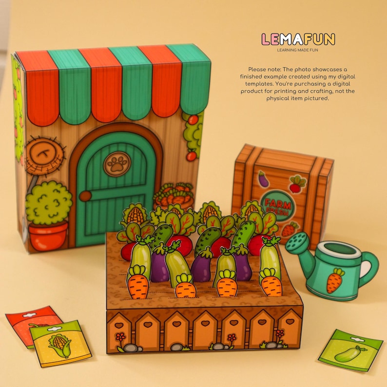 Puede incluir: Un conjunto de manualidades de papel imprimible para un puesto de granja con una puerta verde, una caja de madera marr&oacute;n etiquetada como "Farm Fresh", una regadera verde y un jard&iacute;n con zanahorias, pepinos y berenjenas.
