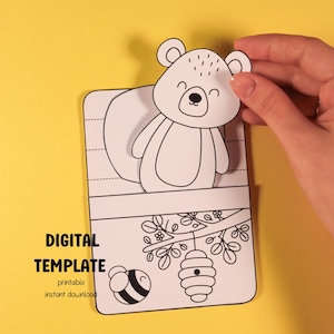 Könnte beinhalten: Eine druckbare Bastelvorlage mit einer Schwarzweißillustration eines Bären, einer Biene und einer Honigwabe. Der Text "DIGITAL TEMPLATE" und "druckbarer Sofort-Download" ist auf der Vorlage enthalten.