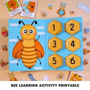 以下が含まれることがあります： 子供向けの印刷可能なミツバチ学習アクティビティ。このアクティビティには、番号が付けられた体の部分を持つミツバチと、1から6までの番号が付けられたハニカムが含まれています。ページのテキストには、「Honey Harvest」と「Returning to the Hive」と書いてあります。