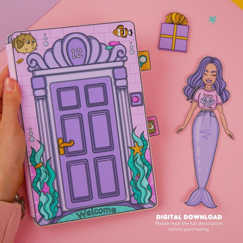 Puede incluir: Una descarga digital imprimible de una mu&ntilde;eca sirena con cabello morado y una camiseta rosa que dice "Because I'm Happy". La mu&ntilde;eca est&aacute; de pie frente a una puerta morada con un dise&ntilde;o de concha y el n&uacute;mero 12 en ella. La puerta tiene una alfombra de bienvenida y est&aacute; rodeada de algas marinas.