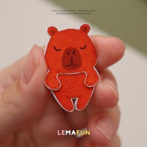 Pu&ograve; includere: Un adesivo a forma di orso rosso con un bordo bianco. L'orso ha gli occhi chiusi, un naso piccolo e una bocca sorridente. L'adesivo ha il testo "LEMAFUN" in basso e il testo "This is a Digital Product - Please Read the Full Description Before Purchase" in alto.