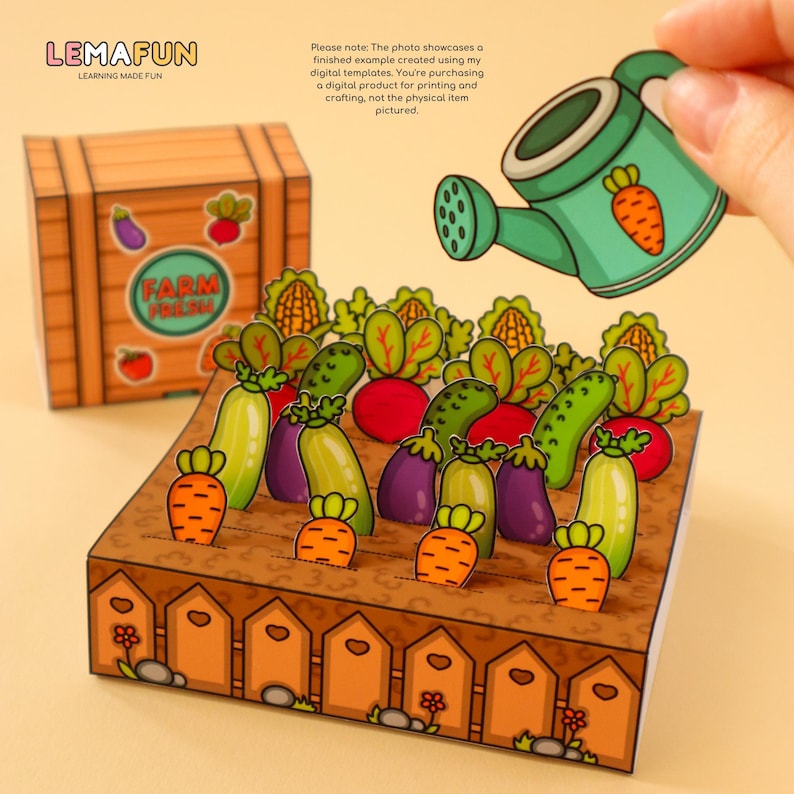 Puede incluir: Un kit de manualidades de papel imprimible que presenta una escena de jard&iacute;n emergente con una variedad de verduras, incluyendo zanahorias, calabacines, berenjenas y pepinos. El kit tambi&eacute;n incluye una regadera y una caja de madera con la etiqueta "Farm Fresh".