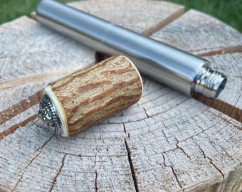 Lederhosen-Flachmann aus Holz & Edelstahl (Geweihoptik) – Handgefertig und liebevoll verpackt, perfekt fürs Oktoberfest oder der Wasen.