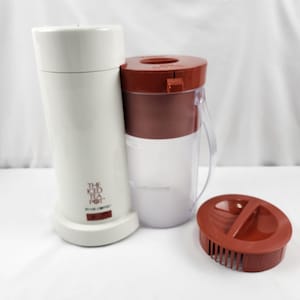 以下が含まれることがあります： 前面に「THE ICED TEA POT」の文字がプリントされた、白と茶色の水出し紅茶メーカー。 セットには、白い断熱カラフ、透明なピッチャー、フィルター付きの茶色の蓋が含まれています。