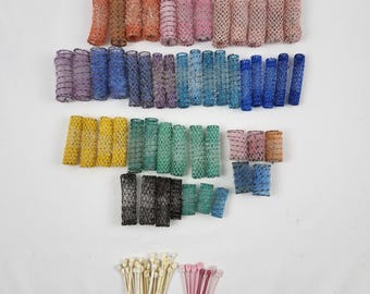 ヴィンテージ品、各種サイズのブラシ、メッシュワイヤー、ヘアローラー、カーラー、プラスチックピンのセット