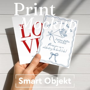 Neutrales Zwei Karten Druck Mockup Mit Hand Format ISO Din A6 A5, PSD Photoshop Photopea Mockup, Direkter Download Kunst Druck Verkaufstool