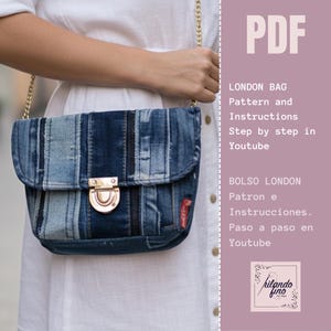 Peut inclure: Sac bandoulière en jean bleu avec une chaîne dorée et un fermoir. Le sac est fait de denim patchwork. Le texte sur l'image indique "LONDON BAG Pattern and Instructions Step by step in Youtube".