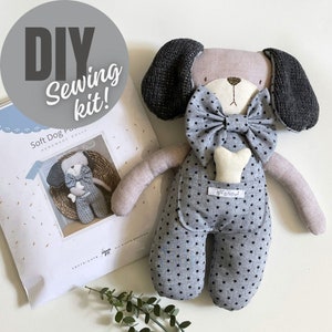 Può includere: Kit di cucito fai-da-te per realizzare un giocattolo di peluche di cane morbido. Il kit include uno schema e le istruzioni per creare un cane grigio e bianco con un vestito a stelle e un papillon.