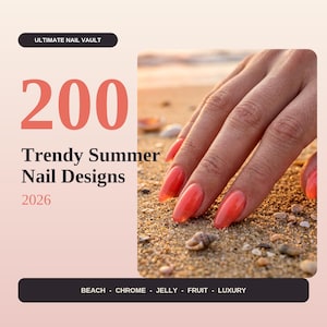 Op de afbeelding: Een digitale afbeelding met de tekst 'ULTIMATE NAIL VAULT', '200 Trendy Summer Nail Designs 2026' en 'BEACH - CHROME - JELLY - FRUIT - LUXURY'. De afbeelding toont een hand met glanzende, doorschijnende, koraalkleurige ovale nagels op zand.