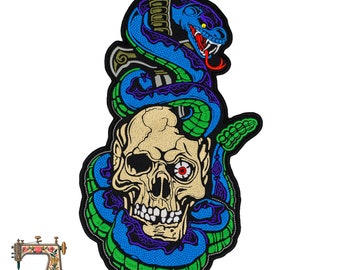 Un serpent s'enroule autour d'un crâne avec une grande écusson brodée dans le dos. Taille : 13,4 x 20 cm. Insigne thermocollant coloré pour vestes.