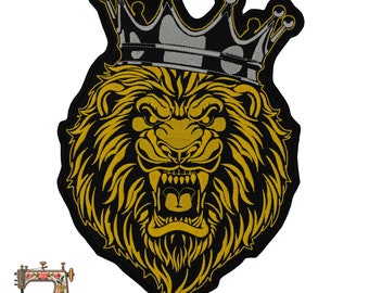 Le Roi Lion doré avec une grande couronne argentée brodée dans le dos. Taille : 12,5 x 9 pouces. (31 x 22 cm)