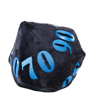 Può includere: Un dado di peluche nero con numeri blu. I numeri sul dado sono 1, 2, 3, 4, 5 e 6.