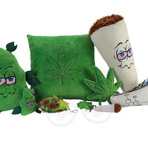 Può includere: Una collezione di articoli in peluche a tema cannabis, tra cui un cuscino verde con una foglia di cannabis, un grande spinello di peluche e vari giocattoli di peluche a forma di foglia di cannabis verde. Gli articoli hanno facce da cartone animato.