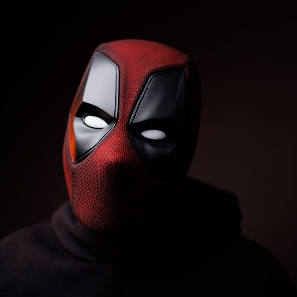 Handgefertigte Deadpool-Maske in Filmrequisite-Qualität