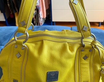 ¡Bolso amarillo MCM!