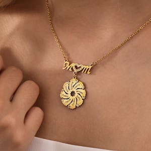 Collar personalizado para mamá con pies de bebé, collar con nombre de niño grabado, joyería hecha a mano, collar con apellido para mamá, regalo para el Día de la Madre