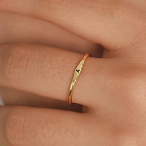 Anillo pequeño con inicial personalizada, anillo de sello pequeño, anillo con letra personalizable, anillo con letra, anillo apilable, anillo fino de oro, regalo para ella