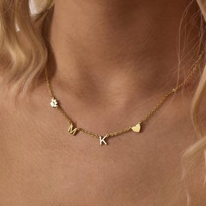 Collar de letra plana personalizado, collar de letra personalizado hecho a mano, joyería minimalista, joyería delicada con mini iniciales, regalo para el Día de la Madre