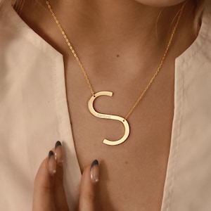 Collar con inicial lateral, collar Alexis, collar llamativo, collar con letras grandes, collar con nombre personalizado, collar con monograma, regalo para ella
