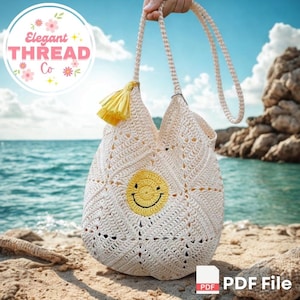 Può includere: Una borsa tote in crochet bianco con un design a forma di smiley giallo. La borsa ha un fiocco giallo ed è su una spiaggia sabbiosa con acqua blu sullo sfondo. Il testo "Elegant Thread Co." è in un cerchio rosa nell'angolo in alto a sinistra dell'immagine. Il testo "PDF File" è nell'angolo in basso a destra dell'immagine.