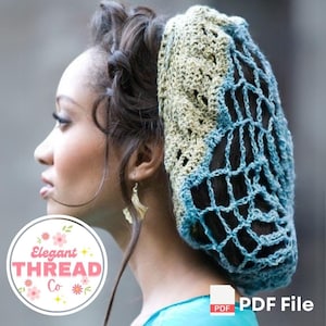 Puede incluir: Un gorro de pelo de crochet en azul y verde sobre un fondo blanco. El gorro está hecho con un delicado patrón de punto abierto. El texto "PDF File" es visible en la esquina inferior derecha de la imagen.