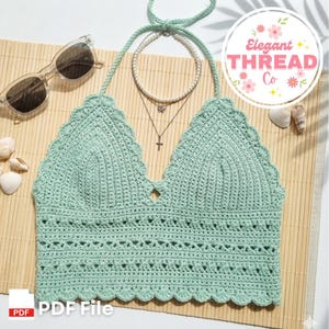 Puede incluir: Un top halter de ganchillo verde menta con borde festoneado, junto con gafas de sol y un collar de perlas. El top tiene un diseño calado decorativo. La imagen también incluye el texto "PDF File" y el logo de Elegant Thread Co.