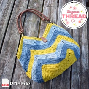 Puede incluir: Bolso tote de crochet hecho a mano con un patrón de chevron en amarillo y azul claro. Tiene asas de cuero marrón y un cierre de cuero. La imagen incluye el texto "PDF File" y el logotipo "Elegant Thread Co".