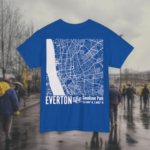 Könnte beinhalten: Royalblaues T-Shirt mit einer weißen Grafik einer Karte von Everton, England. Der Text "Everton" und "Goodison Park 53.4388° N, 2.9663° W" ist auf dem Shirt gedruckt.