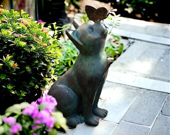 Statua da giardino per esterni con gatto curioso e farfalla • Ornamento in resina stravagante e dettagliato per interni ed esterni