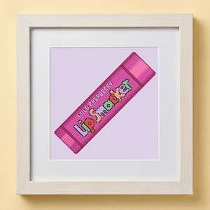 Könnte beinhalten: Gerahmter Druck mit einem pixeligen Bild einer rosa Lip Smacker Lippenbalsam-Tube. Der Text "WILD RASPBERRY" und "Lip Smacker" sind auf der Tube zu sehen. Das Kunstwerk ist vor einem hellvioletten Hintergrund platziert.