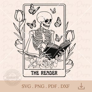 Puede incluir: Ilustración en blanco y negro de un esqueleto sosteniendo un libro abierto. El esqueleto está sentado sobre un diseño floral. El texto "The Reader" está debajo de la imagen.
