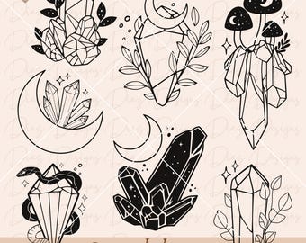 Puede incluir: Un conjunto de 8 ilustraciones en blanco y negro de diseños de cristales. Los diseños incluyen cristales con lunas, serpientes, hongos y hojas. El texto "Crystal designs SVG + PNG" está en la parte inferior de la imagen.