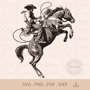 Puede incluir: Una ilustración en blanco y negro de un vaquero montando un caballo que se encabrita. El vaquero lleva un sombrero y sujeta las riendas. El caballo se levanta sobre sus patas traseras.