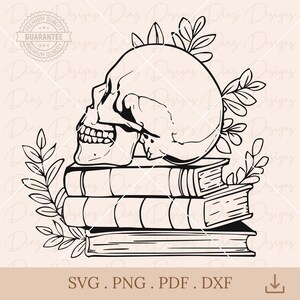 Peut inclure: Un dessin au trait noir et blanc d'un crâne reposant sur une pile de trois livres. Le crâne est tourné vers la gauche et présente un design détaillé. Les livres sont fermés et ont un design simple. Il y a des feuilles et des vignes autour du crâne et des livres.