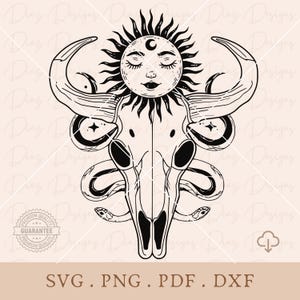 Puede incluir: Ilustración en blanco y negro de línea de arte de un cráneo de toro con un diseño de sol y luna. El sol y la luna tienen los ojos cerrados y una forma de luna creciente. El cráneo de toro está rodeado de serpientes.