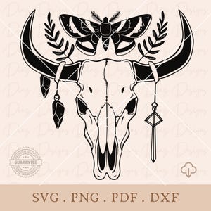 Puede incluir: Silueta en blanco y negro de un cráneo de toro con una polilla y detalles florales. El cráneo tiene un colgante de cuentas y cristal.