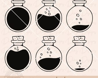 Peut inclure: Illustration en noir et blanc de six fioles de potion magique avec des bouchons en liège. Les fioles contiennent des liquides noirs et des bulles à différents niveaux. Le texte en bas indique "Magic potion bottles SVG .PNG .PDF .DXF".