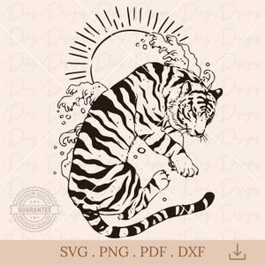 Puede incluir: Una ilustración en blanco y negro de un tigre enroscado en una ola. El tigre está mirando hacia el lado izquierdo de la imagen. El tigre tiene un sol detrás.